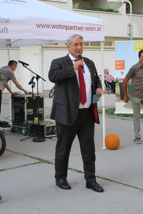 Bezirksvorsteher Ernst Nevrivy zu Besuch beim Herbstsiedlungsfest