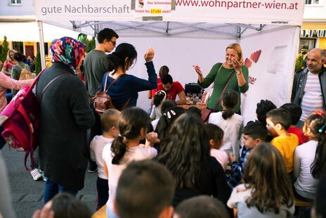 Zahlreiche BesucherInnen beim wohnpartner-Stand