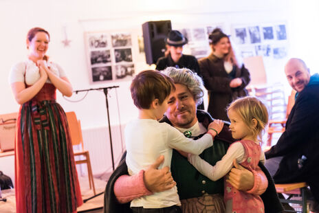 Künstlerischer Auftritt im BewohnerInnen-Zentrum