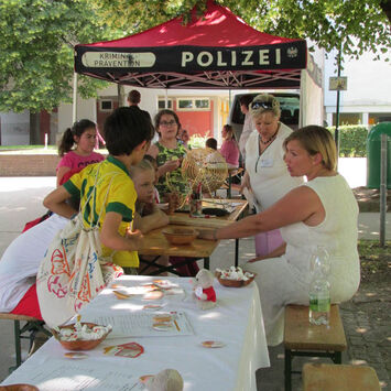 Die Polizei ist mit spannenden, interaktiven Sensibilisierungsspielen vor Ort. 