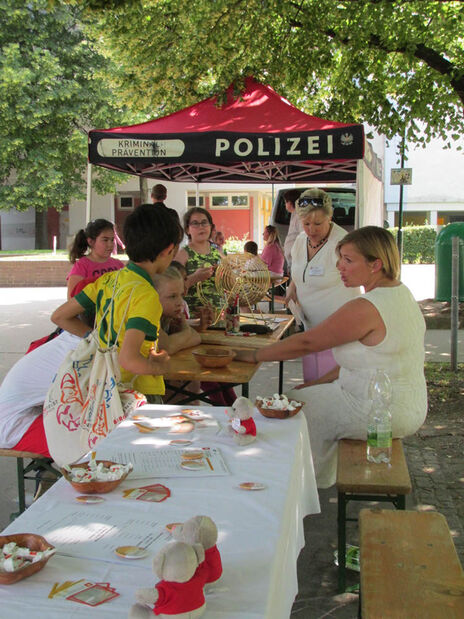 Die Polizei ist mit spannenden, interaktiven Sensibilisierungsspielen vor Ort. 