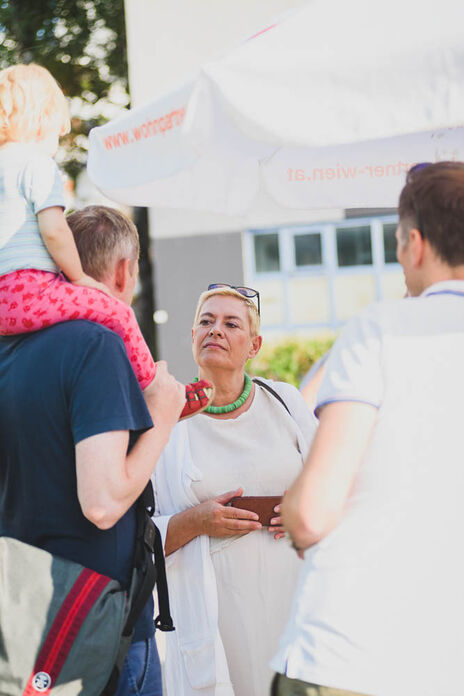 BesucherInnen am Hoffest.