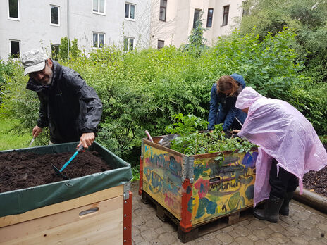 BewohnerInnen bepflanzen das neue Hochbeet