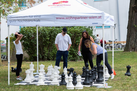 BesucherInnen beim Riesen-Schach