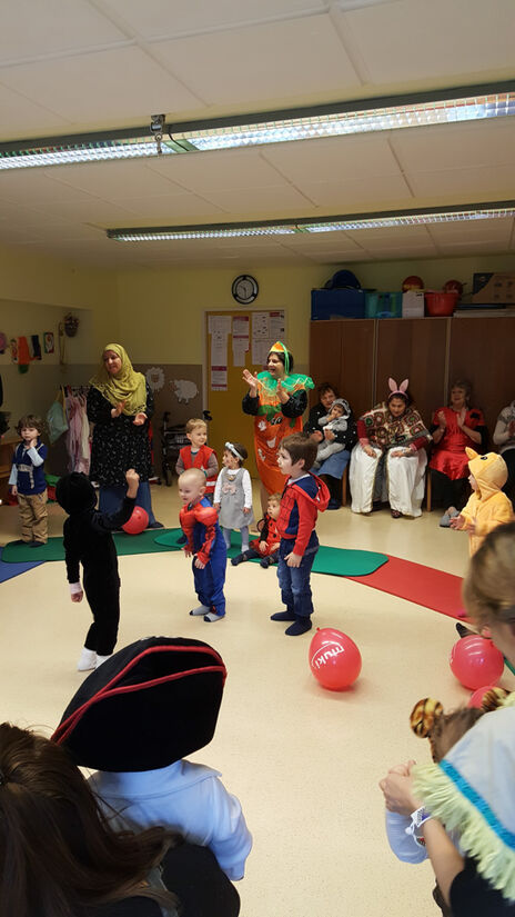 BewohnerInnen spielen mit Kindern beim Faschingsfest