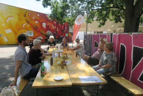 BewohnerInnen beim gemeinsamen Freitagscafé im Favoritner Karl-Wrba-Hof