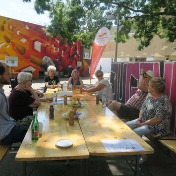 BewohnerInnen beim gemeinsamen Freitagscafé im Favoritner Karl-Wrba-Hof