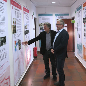wohnpartner-Mitarbeiter führt durch die Ausstellung 