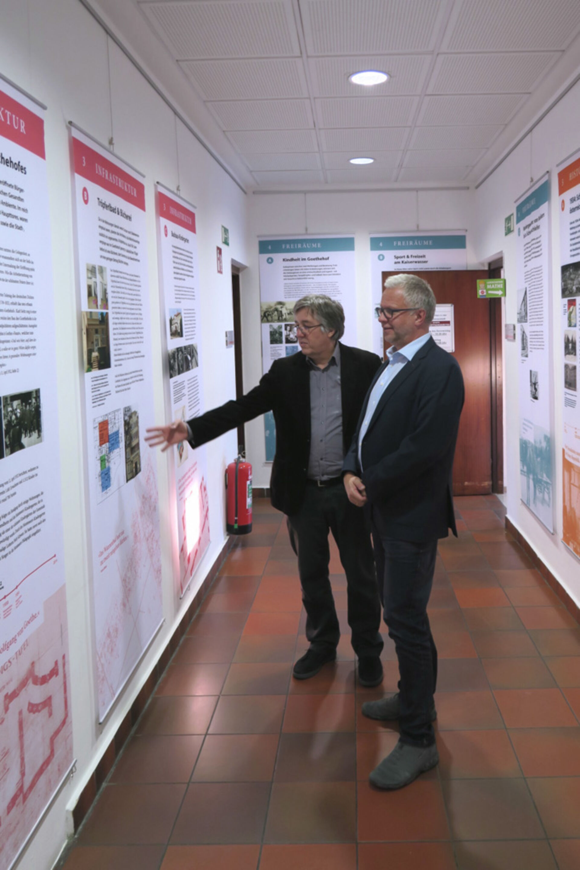 wohnpartner-Mitarbeiter führt durch die Ausstellung 