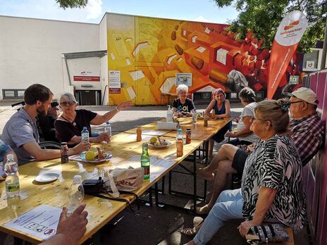 BewohnerInnen beim gemeinsamen Freitagscafé im Favoritner Karl-Wrba-Hof