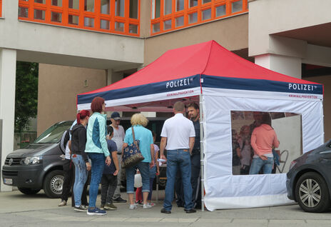 Info-Stand der Wiener Polizei mit zahlreichen BesucherInnen