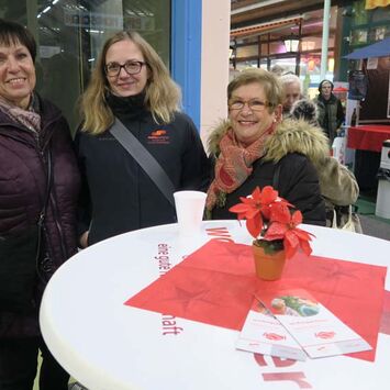 BesucherInnen beim Adventplausch in der Rennbahnwegpassage