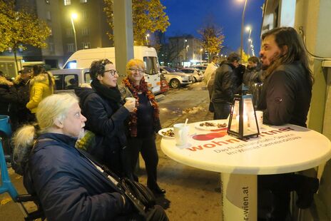 BesucherInnen Winterzauber beim Punsch-trinken