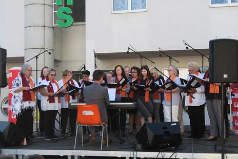 Auftritt des 1. Wiener Gemeindebauchors beim Nachbarschaftsfest