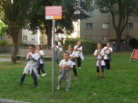 Kinder führen eine Tanzshow vor.