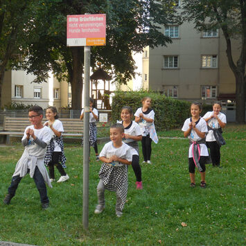 Kinder führen eine Tanzshow vor.