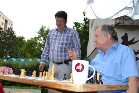 Bewohner beim Schachspiel