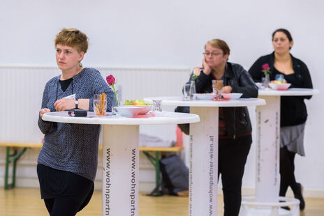 BesucherInnen bei Ausstellung