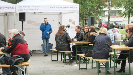 Die BesucherInnen wärmen sich bei Tee und Kaffee und hören der Ansprache zu.