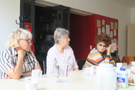 Die TeilnehmerInnen des Frauencafés hören Gastreferentin Anita Stix gespannt zu.