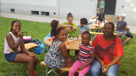 Fröhliche BesucherInnen beim Fest