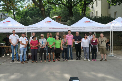 Gruppenbild mit BesucherInnen des Festes