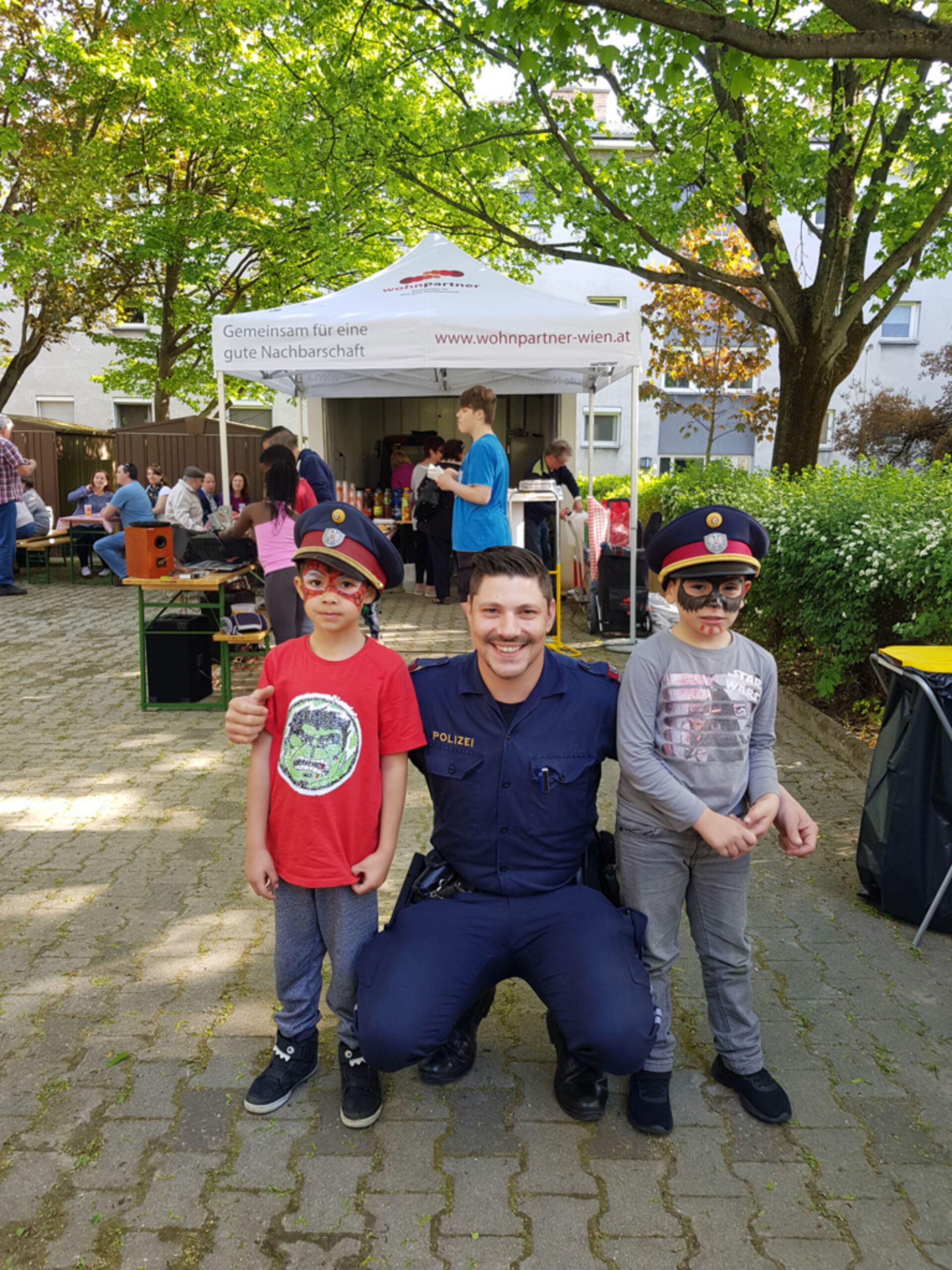 Polizist mit Kindern beim Frühlingsfest