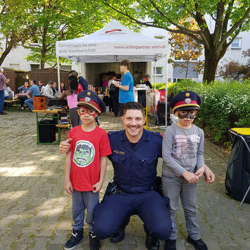 Polizist mit Kindern beim Frühlingsfest