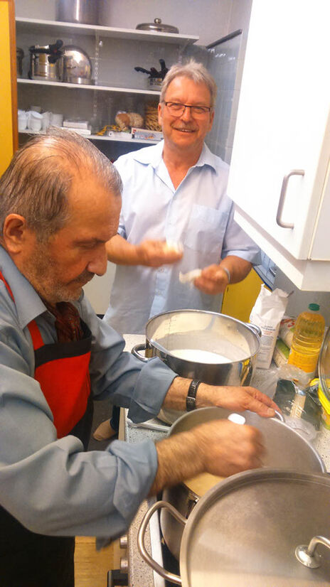 Die türkische Joghurtsuppe wird zubereitet.