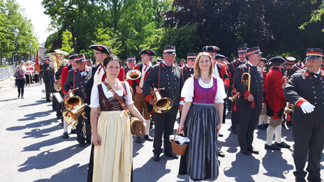 Farbenfrohe Tracht.