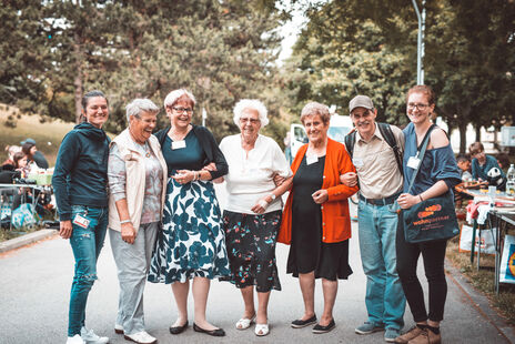 Gruppenbild mit MieterInnen, OrganisatorInnen & MietervertreterInnen sowie wohnpartner-MitarbeiterInnen