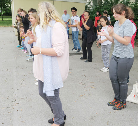 Gemeinsames Tanzen beim Nachbarschaftsfest