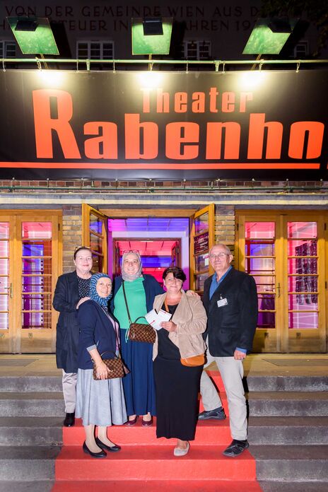 Gruppenfoto von Ehrenamtlichen vor dem Rabenhoftheater