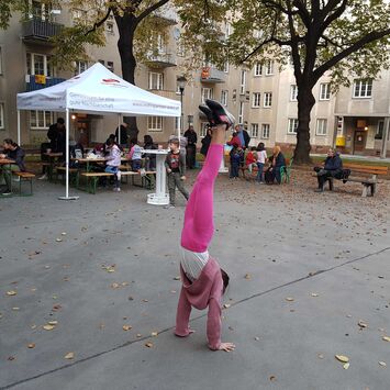 Kind macht Handstand beim Hoffest