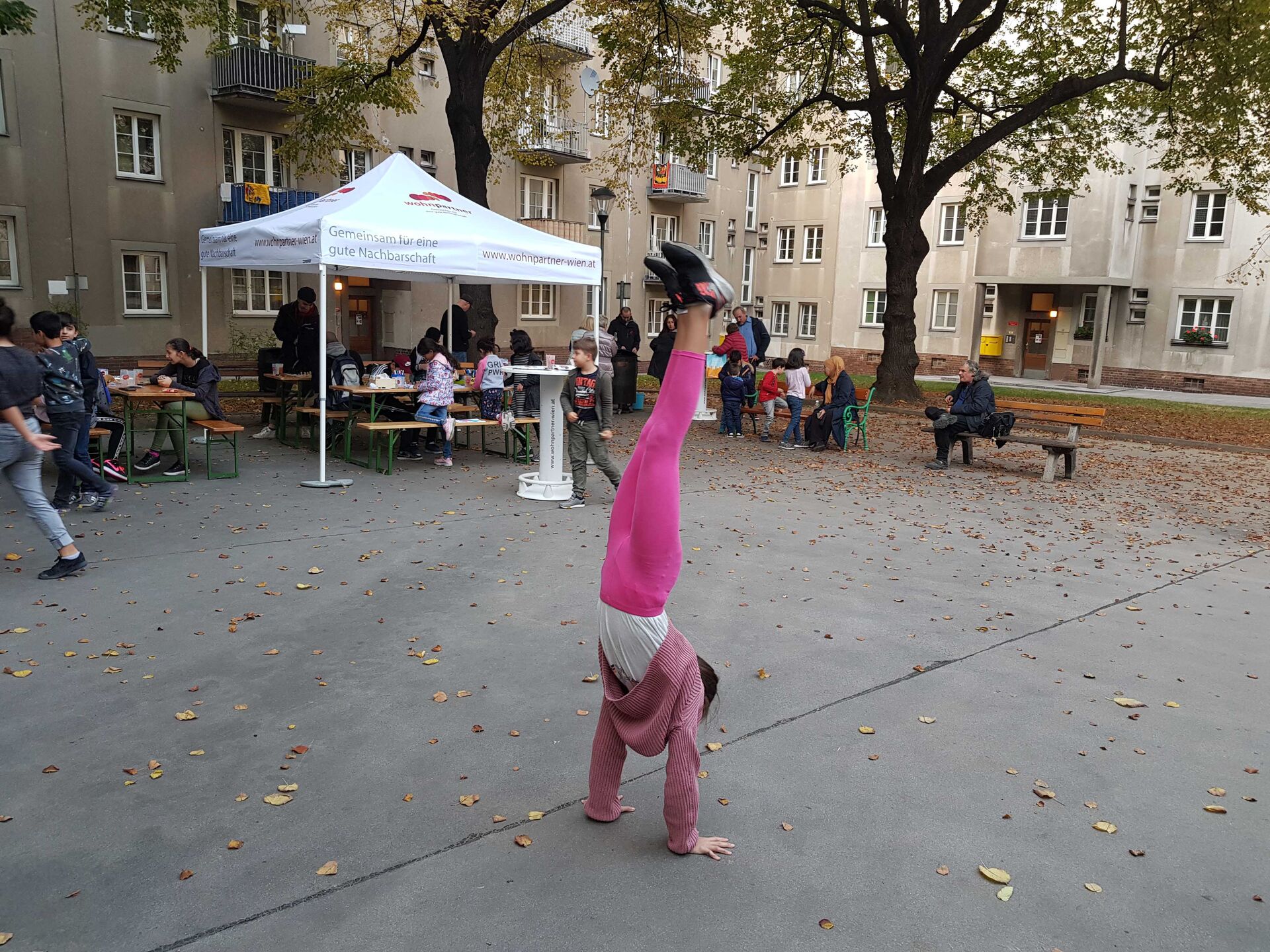 Kind macht Handstand beim Hoffest