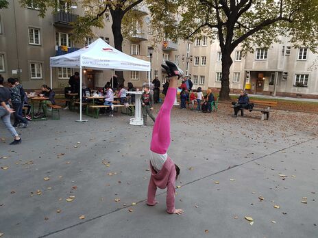 Kind macht Handstand beim Hoffest