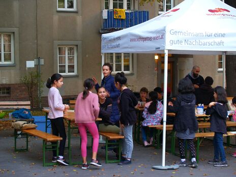 BesucherInnen aller Altersklassen beim Hoffest