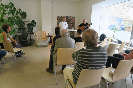 Rudi Burda und Albert Dlabaja berichteten als "Zweitzeugen"   anhand von Erzählungen ihrer Eltern und mit Liedern über Widerstand in der Zeit des Austrofaschismus und während der Naziherrschaft