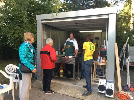 Der Grillmeister sorgt für das leibliche Wohl der Besucherinnen und Besucher.