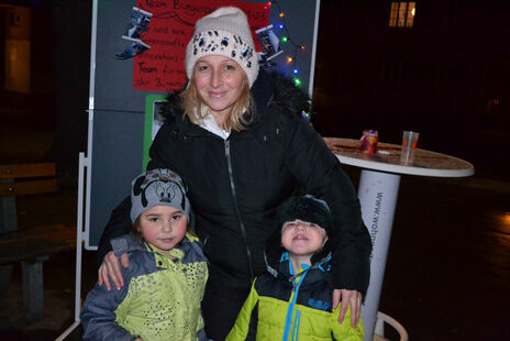 Mutter mit Kindern zu Besuch beim Winterzauber