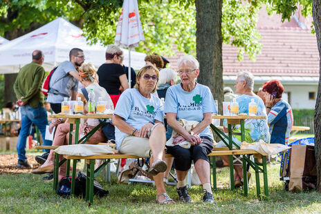 Andere Besucherinnen nehmen eine beobachtende Rolle ein.