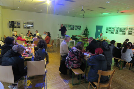 BewohnerInnen feiern gemeinsam beim Jahresabschlussfest im BewohnerInnen-Zentrum Karl-Wrba-Hof