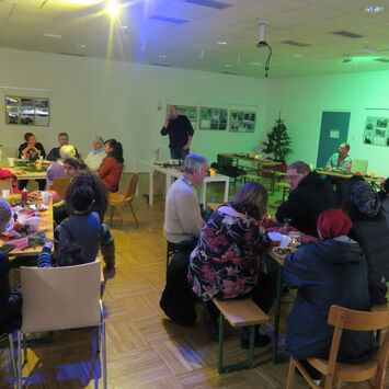 BewohnerInnen feiern gemeinsam beim Jahresabschlussfest im BewohnerInnen-Zentrum Karl-Wrba-Hof