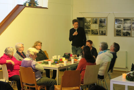 BewohnerInnen feiern gemeinsam beim Jahresabschlussfest im BewohnerInnen-Zentrum Karl-Wrba-Hof