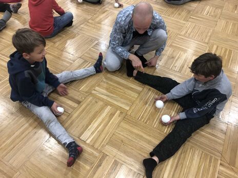 Kinder beim Jonglierkurs mit ArtistInnen