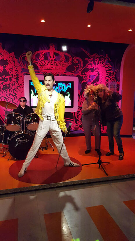 Freddy Mercury mit seinen Background-Sängerinnen der Frauencafé-Runde.