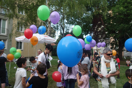 BewohnerInnen lassen Heißluftballons steigen