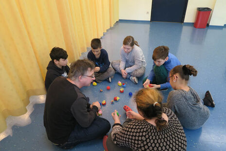 Die Kinder erarbeiten die Themen in Gruppen.