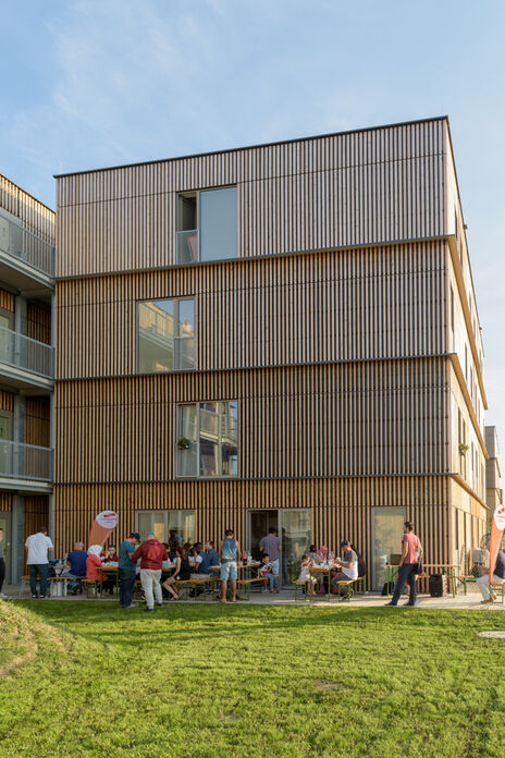 Zahlreiche BewohnerInnen der Wohnhausanlage Podhagskygasse nahmen am Fest teil