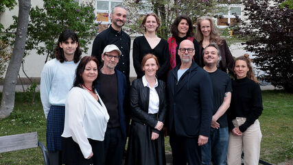 Wohnbaustadträtin Elke Hanel-Torsch, Geschäftsführer Wohnservice Wien Josef Cser, Wohnpartner-Leiterin Claudia Huemer mit dem Ensemble des Gemeindebautheaters